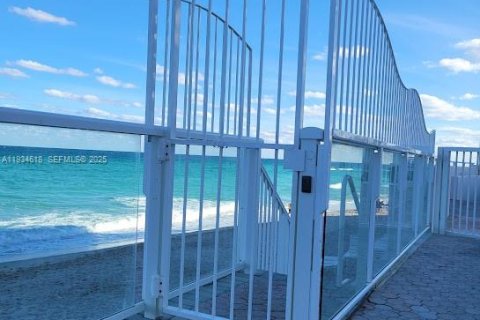 Condominio en alquiler en Hallandale Beach, Florida, 2 dormitorios, 102.19 m2 № 1993059 - foto 25