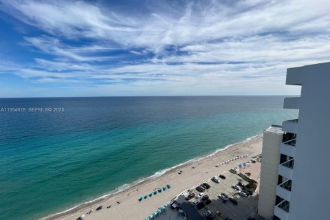 Condominio en alquiler en Hallandale Beach, Florida, 2 dormitorios, 102.19 m2 № 1993059 - foto 5