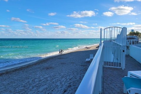 Condominio en alquiler en Hallandale Beach, Florida, 2 dormitorios, 102.19 m2 № 1993059 - foto 1