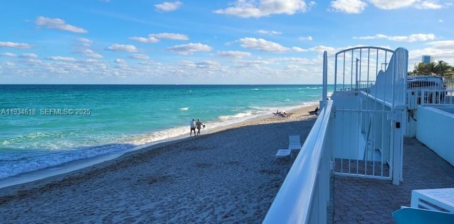 Condominio en Hallandale Beach, Florida, 2 dormitorios  № 1993059