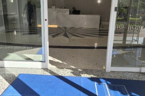 Condominio en alquiler en Hallandale Beach, Florida, 2 dormitorios, 102.19 m2 № 1993059 - foto 19