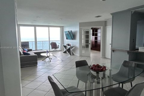 Condominio en alquiler en Hallandale Beach, Florida, 2 dormitorios, 102.19 m2 № 1993059 - foto 13