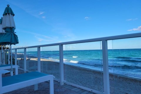 Condominio en alquiler en Hallandale Beach, Florida, 2 dormitorios, 102.19 m2 № 1993059 - foto 24