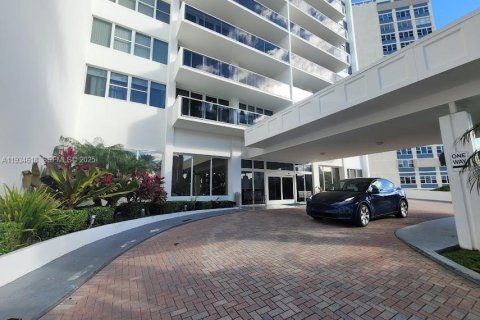 Condominio en alquiler en Hallandale Beach, Florida, 2 dormitorios, 102.19 m2 № 1993059 - foto 18