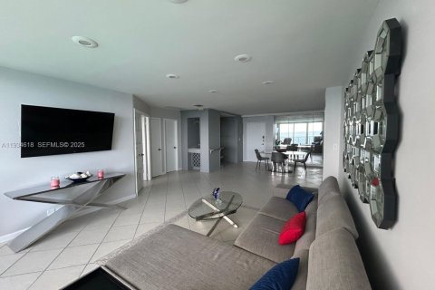 Condominio en alquiler en Hallandale Beach, Florida, 2 dormitorios, 102.19 m2 № 1993059 - foto 4