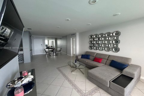 Condominio en alquiler en Hallandale Beach, Florida, 2 dormitorios, 102.19 m2 № 1993059 - foto 9