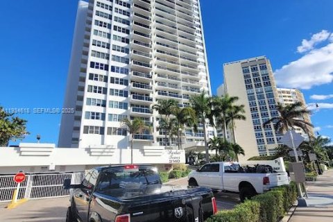 Condominio en alquiler en Hallandale Beach, Florida, 2 dormitorios, 102.19 m2 № 1993059 - foto 17