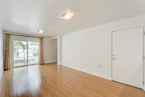 Townhouse in South Miami, Florida 3 bedrooms, 123.1 sq.m. № 2401279 - photo 7