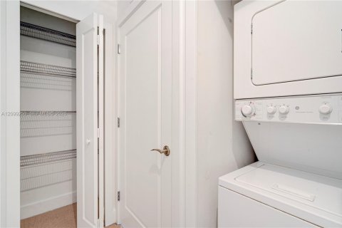 Townhouse in South Miami, Florida 3 bedrooms, 123.1 sq.m. № 2401279 - photo 19