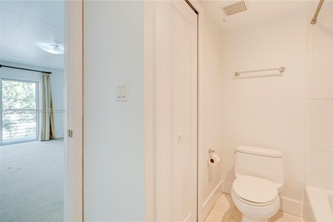 Townhouse in South Miami, Florida 3 bedrooms, 123.1 sq.m. № 2401279 - photo 15