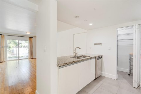 Townhouse in South Miami, Florida 3 bedrooms, 123.1 sq.m. № 2401279 - photo 3