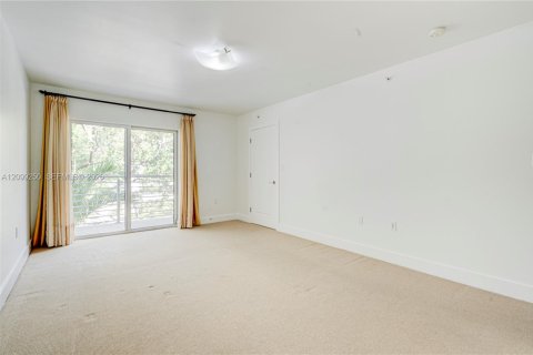 Townhouse in South Miami, Florida 3 bedrooms, 123.1 sq.m. № 2401279 - photo 9