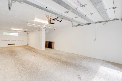 Townhouse in South Miami, Florida 3 bedrooms, 123.1 sq.m. № 2401279 - photo 22