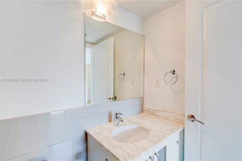 Townhouse in South Miami, Florida 3 bedrooms, 123.1 sq.m. № 2401279 - photo 18