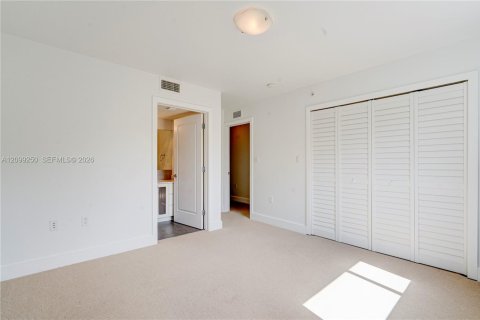 Townhouse in South Miami, Florida 3 bedrooms, 123.1 sq.m. № 2401279 - photo 13