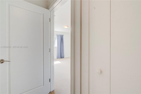 Townhouse in South Miami, Florida 3 bedrooms, 123.1 sq.m. № 2401279 - photo 17