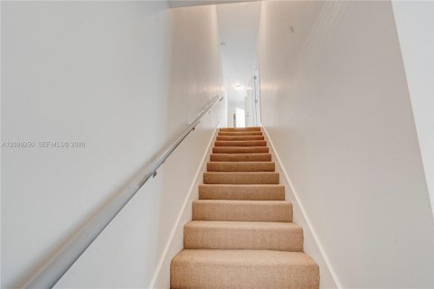 Townhouse in South Miami, Florida 3 bedrooms, 123.1 sq.m. № 2401279 - photo 8