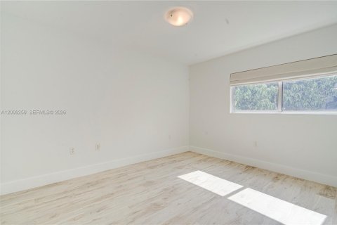 Townhouse in South Miami, Florida 3 bedrooms, 123.1 sq.m. № 2401279 - photo 14