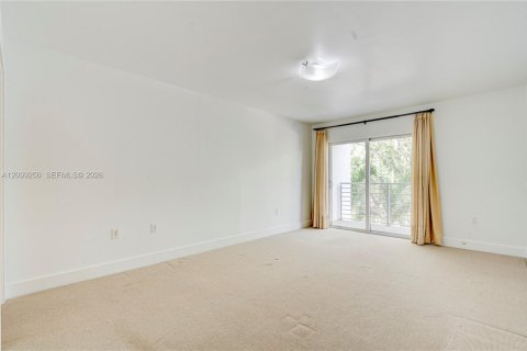 Townhouse in South Miami, Florida 3 bedrooms, 123.1 sq.m. № 2401279 - photo 10