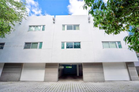 Townhouse in South Miami, Florida 3 bedrooms, 123.1 sq.m. № 2401279 - photo 25