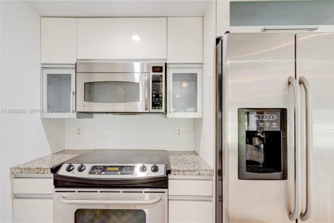 Townhouse in South Miami, Florida 3 bedrooms, 123.1 sq.m. № 2401279 - photo 2