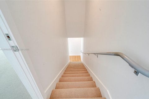 Townhouse in South Miami, Florida 3 bedrooms, 123.1 sq.m. № 2401279 - photo 20
