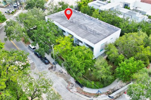 Townhouse in South Miami, Florida 3 bedrooms, 123.1 sq.m. № 2401279 - photo 29