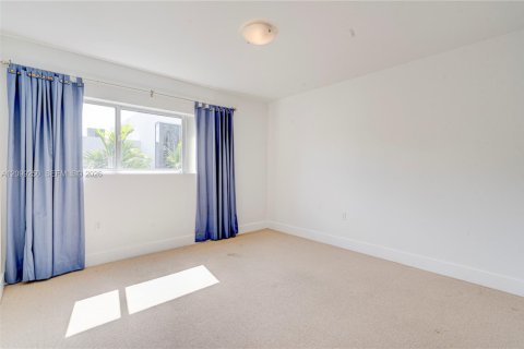Townhouse in South Miami, Florida 3 bedrooms, 123.1 sq.m. № 2401279 - photo 12