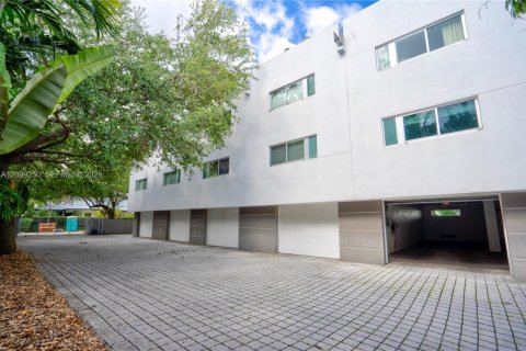 Townhouse in South Miami, Florida 3 bedrooms, 123.1 sq.m. № 2401279 - photo 23
