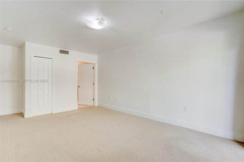 Townhouse in South Miami, Florida 3 bedrooms, 123.1 sq.m. № 2401279 - photo 11