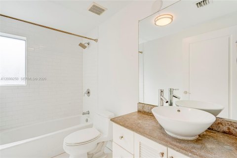Townhouse in South Miami, Florida 3 bedrooms, 123.1 sq.m. № 2401279 - photo 16