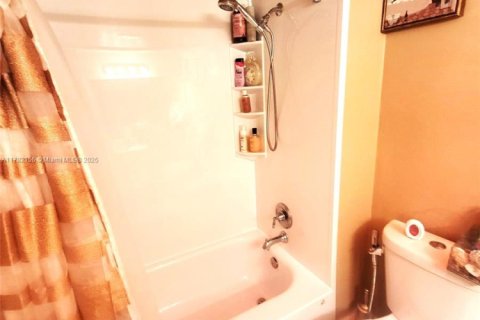 Condo in Lauderhill, Florida, 1 bedroom  № 1713141 - photo 8