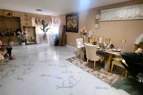 Condo in Lauderhill, Florida, 1 bedroom  № 1713141 - photo 4