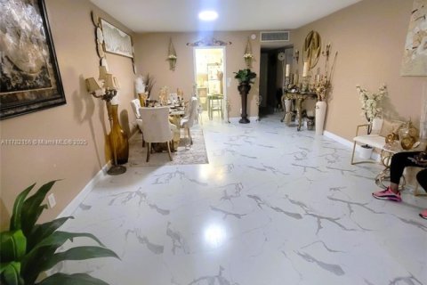 Condo in Lauderhill, Florida, 1 bedroom  № 1713141 - photo 5