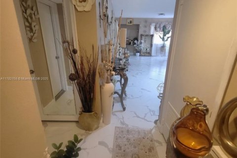 Condo in Lauderhill, Florida, 1 bedroom  № 1713141 - photo 3