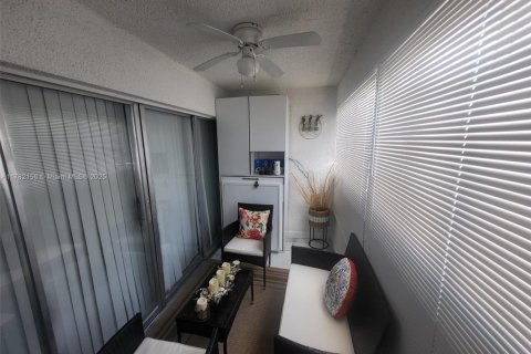 Condo in Lauderhill, Florida, 1 bedroom  № 1713141 - photo 11