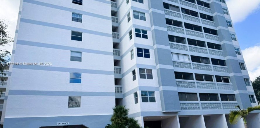Condo in Lauderhill, Florida, 1 bedroom № 1713141