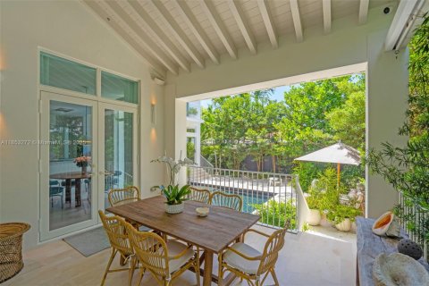 House in Key Biscayne, Florida 6 bedrooms, 347.18 sq.m. № 1871637 - photo 19