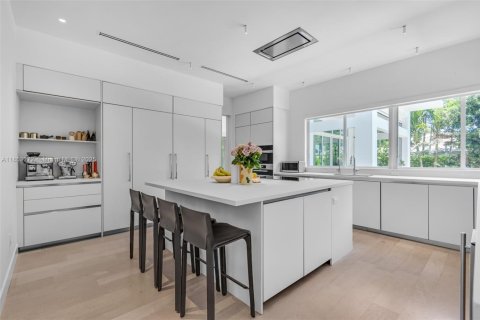 House in Key Biscayne, Florida 6 bedrooms, 347.18 sq.m. № 1871637 - photo 12