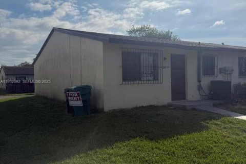 Снять в аренду кондоминиум в Хомстед, Флорида 2 спальни, 85.47м2, № 1991498 - фото 1