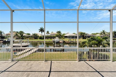House in Apollo Beach, Florida 4 bedrooms, 278.71 sq.m. № 1199554 - photo 3