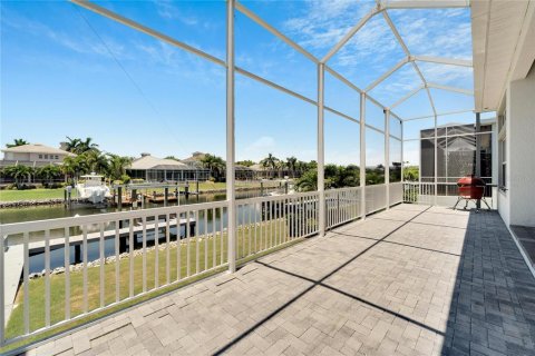 House in Apollo Beach, Florida 4 bedrooms, 278.71 sq.m. № 1199554 - photo 16