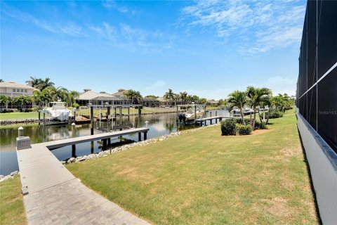 House in Apollo Beach, Florida 4 bedrooms, 278.71 sq.m. № 1199554 - photo 6