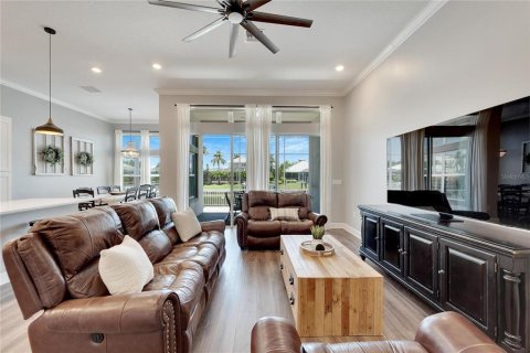 House in Apollo Beach, Florida 4 bedrooms, 278.71 sq.m. № 1199554 - photo 9