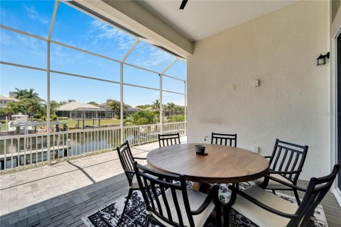 House in Apollo Beach, Florida 4 bedrooms, 278.71 sq.m. № 1199554 - photo 15