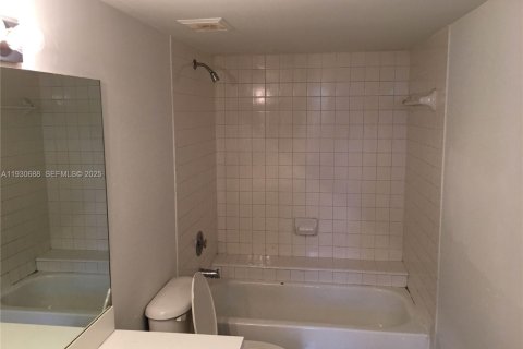 Condo in Doral, Florida, 2 bedrooms № 1989455 - photo 11