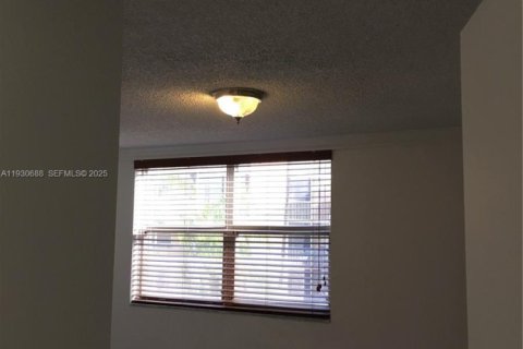 Condo in Doral, Florida, 2 bedrooms № 1989455 - photo 10