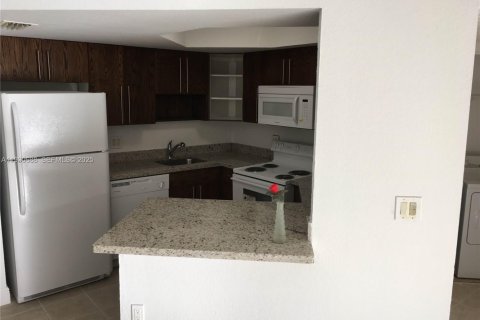 Condo in Doral, Florida, 2 bedrooms № 1989455 - photo 3
