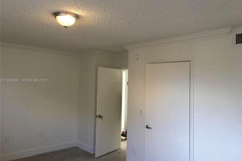 Condo in Doral, Florida, 2 bedrooms № 1989455 - photo 12
