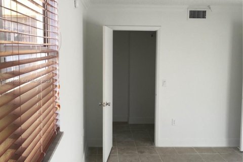 Condo in Doral, Florida, 2 bedrooms № 1989455 - photo 8